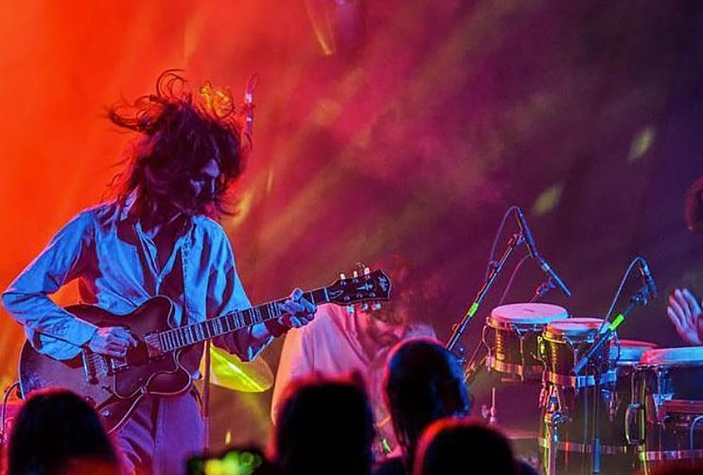 L'Eclair performing on tour